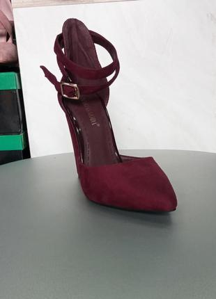Закрытые бордовые босоножки замшевые на среднем каблуке нарядные туфли с ремешками острый носок2 фото
