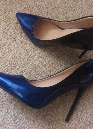 Женские синие туфли лодочки на каблуке амбре,синий/черный4 фото