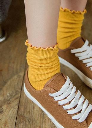 Жіночі шкарпетки гірчичні у рубчик з ніжним обрамленням не передавлюють носки без резинки якісні2 фото