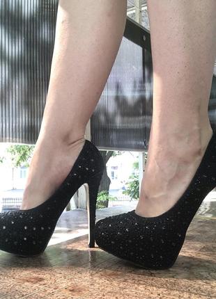 Вечірні чорні туфлі зі стразами на високих підборах7 фото