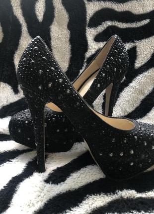 Вечірні чорні туфлі зі стразами на високих підборах10 фото