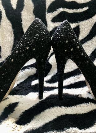 Вечерние черные туфли со стразами на высоком каблуке9 фото