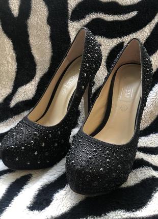 Вечірні чорні туфлі зі стразами на високих підборах3 фото