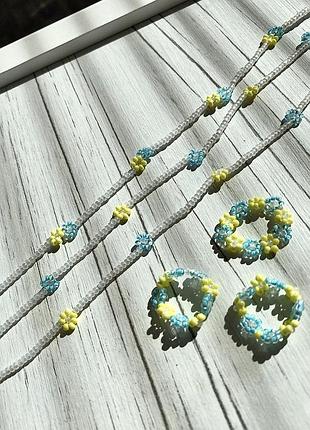 Чокер білий з квіточками квітами ромашками жовто-блакитний з бісеру тренд на шию намисто прикраса