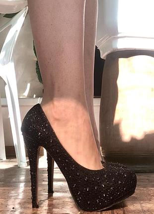 Вечірні чорні туфлі зі стразами на високих підборах2 фото