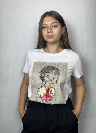Футболка женская летняя с патриотическим вышитым рисунком белая с серым modna kazka mknk200428-2
