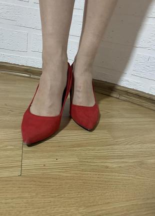 Туфли на каблуке красные1 фото