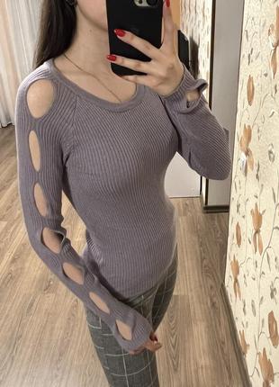 Кофта с разрезами на рукавах