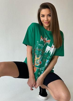 Зеленая футболка оверсайз с цветным принтом