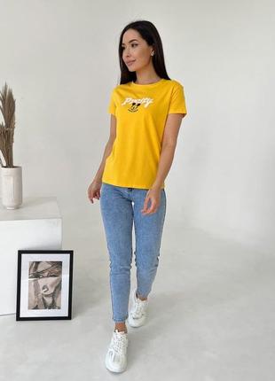 Желтая футболка с декором-нашивкой2 фото