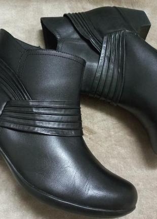 Сапоги ботинки фирменные осень-весна кожа жен.41.5-42р.clarks индии .