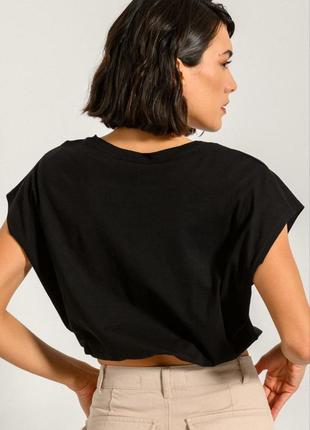 Черная женская укороченная футболка хлопковая с надписью низ резинка оверсайз4 фото