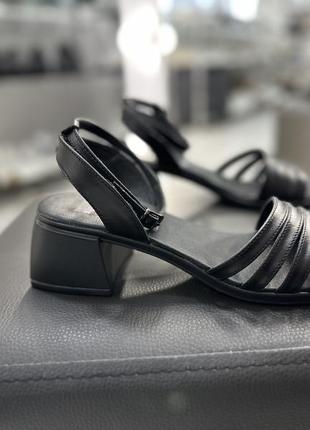 Босоножки черные на маленьком каблуке из натуральной кожи7 фото