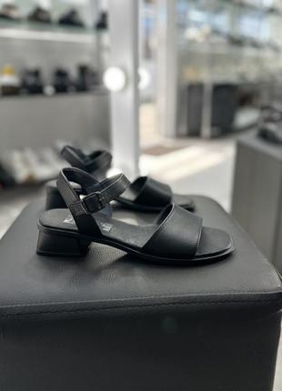 Босоножки черные на маленьком каблуке из натуральной кожи6 фото
