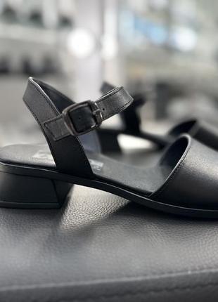 Босоножки черные на маленьком каблуке из натуральной кожи8 фото