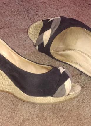 Туфлі з відкритим носком на танкетці