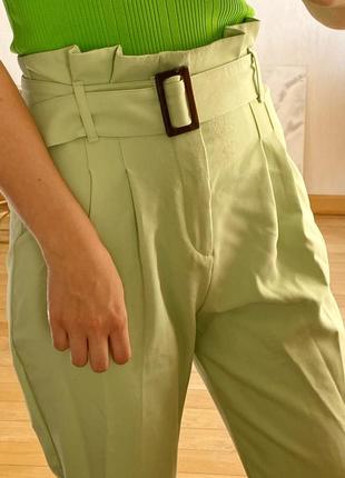 Штани брюки класичні з поясом на талії фісташкаового кольору ніжно зелені зібрані на поясі bershka