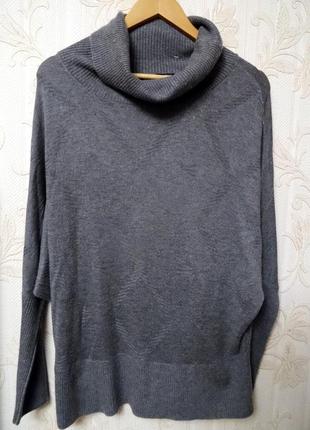 Стильний тонкий светр з зручним коміром