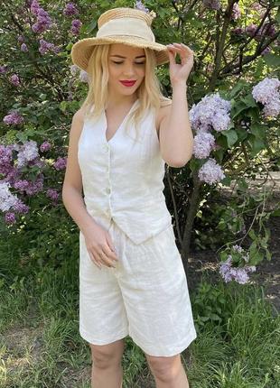 Льняной костюм жилет с шортами