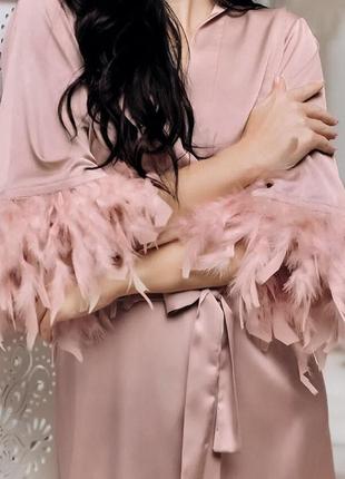 Халат женский атласный c перьями. халатик шелковый короткий свадебный халат невесты пеньюар размер s (розовый)2 фото