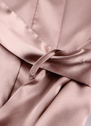 Халат женский атласный c перьями. халатик шелковый короткий свадебный халат невесты пеньюар размер s (розовый)9 фото
