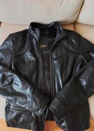 Шкіряна куртка розміру с-м (44) у хорошому стані