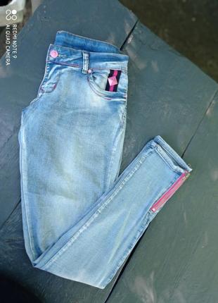 Натуральные голубые джинсы с молниями на штанах2 фото