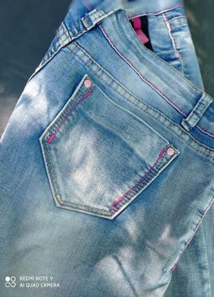 Натуральные голубые джинсы с молниями на штанах6 фото