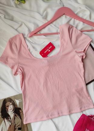 Интересный кроп топ футболка розовая в рубчик с глубоким декольте и открытой спиной1 фото