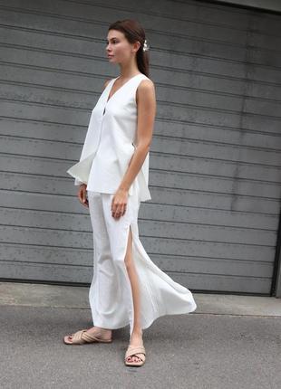 Костюм з розрізами.