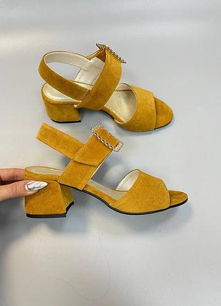 Горчичные замшевые босоножки на каблуке