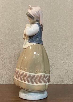 Фарфоровая статуэтка lladro «румяная девушка».3 фото