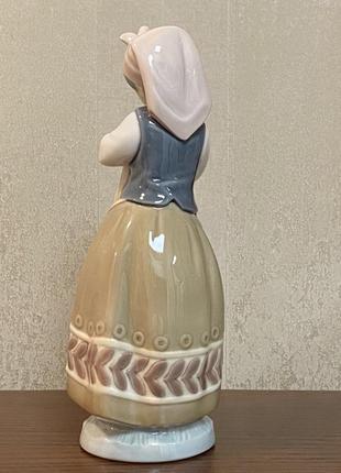 Фарфоровая статуэтка lladro «румяная девушка».4 фото