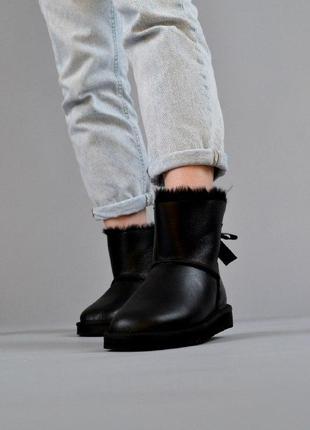 Шикарные женские зимние сапоги угги ugg bailey bow mini black leather с натуральным мехом5 фото