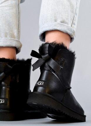 Шикарные женские зимние сапоги угги ugg bailey bow mini black leather с натуральным мехом6 фото