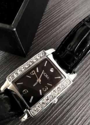 Жіночий годинник liora swarovski elements