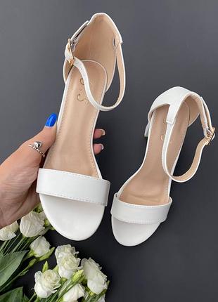 Білі босоніжки