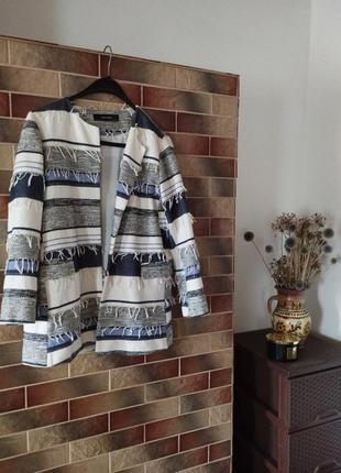 Дуже стильний піджак у етно стилі.