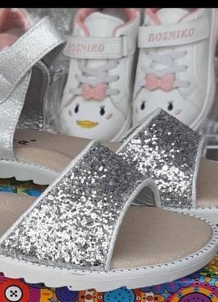 Босоножки сандалии для девочки с пяткой зайцы блестящие серебро2 фото