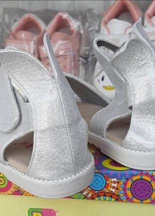 Босоножки сандалии для девочки с пяткой зайцы блестящие серебро3 фото