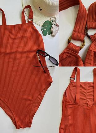 Слитный оранжевый купальник в рубчик