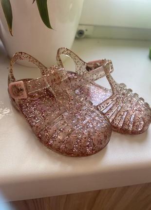 Резиновые босоножки