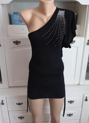 Платье черное на одно плечо.