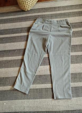 Дуже класні брюки світло сірого кольору.