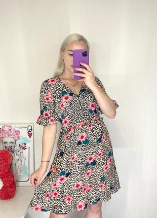 Яскрава сукня