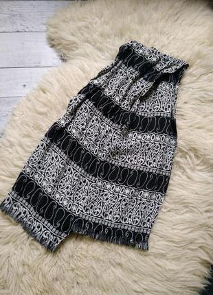 Красивый шарф с узором черно-белый