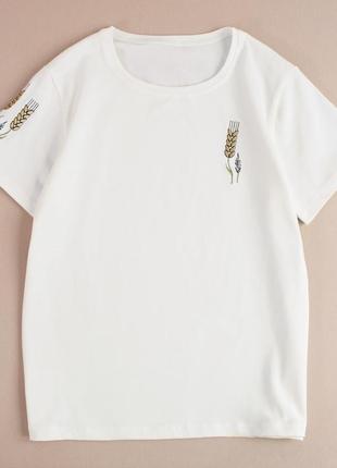 Жіноча футболка з вишитим колоссям пшениці на рукаві9 фото