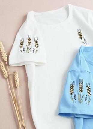 Жіноча футболка з вишитим колоссям пшениці на рукаві2 фото