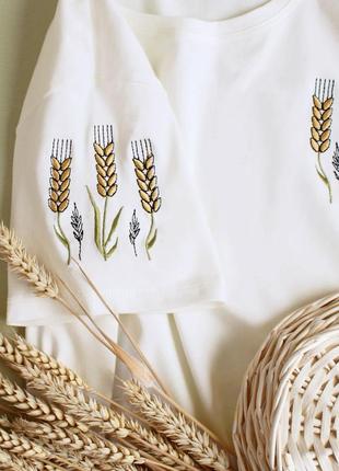 Жіноча футболка з вишитим колоссям пшениці на рукаві3 фото