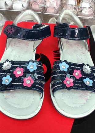 Кожаные босоножки сандалии для девочки синие лаковые с камнями цветочками на липучках5 фото